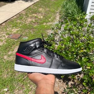 Air Jordan 1 Mid ‘Black Team Red’